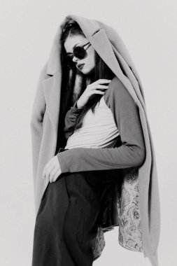 Kızıl saçlı, gözlüklü ve kafasında ceket olan bir kız başka yöne bakıyor. Bir giyim mağazasının moda tasarımı için afiş. Yüksek kalite fotoğraf