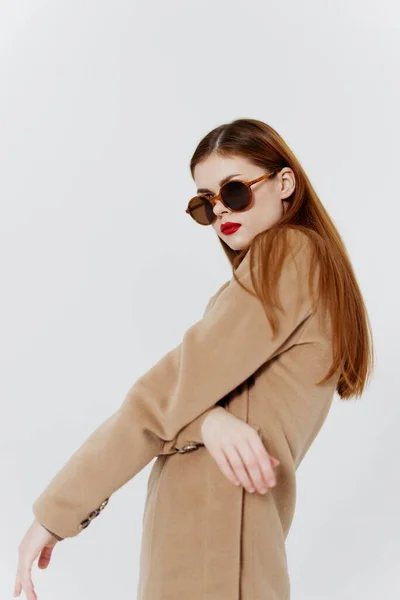 Červenovlasý Profesionální Model Pózuje Pro Módní Časopis Kabátě Brýlích Kvalitní — Stock fotografie