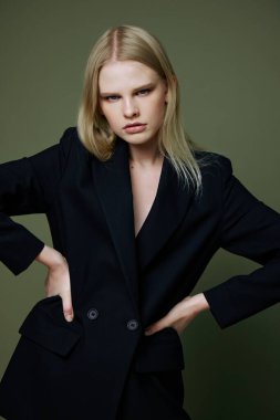 Kadınların Gücü ve kadınların Feminizm Hareketi. Havalı, katı, başarılı, zarif takım elbiseli güçlü bir kız ellerini belinde tutuyor. Teklifime bak. Yüksek kalite fotoğraf