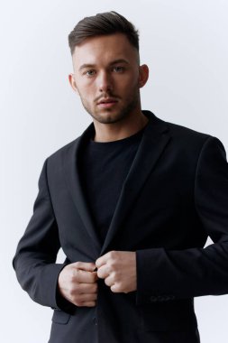 Fotoğrafları modelliyorum. Kendine güvenen, kendine güvenen, klasik takım elbiseli yakışıklı bir adam beyaz stüdyo arka planında yalnız poz veriyor. Moda teklifi. İlan için alanı kopyala