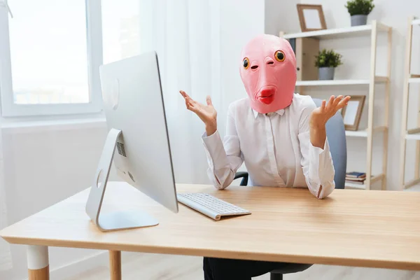 Pensive Šílený Businesswoman Pracovník Volné Noze Růžové Rybí Masky Práci — Stock fotografie