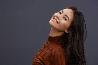 Portre kadın el hareketleri kahverengi süveter moda stüdyosu modeli. Yüksek kalite fotoğraf