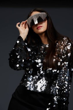 Kadın güneş gözlüğü büyük gözlük parlak moda stüdyosu modeli. Yüksek kalite fotoğraf