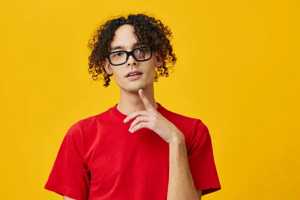 Precioso Joven Estudiante Miope Camiseta Roja Gafas Divertidas Mira Cámara —  Fotos de Stock