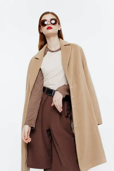 Světle Elegantní Ženský Model Kabátě Pózuje Bílém Pozadí Banner Pro — Stock fotografie