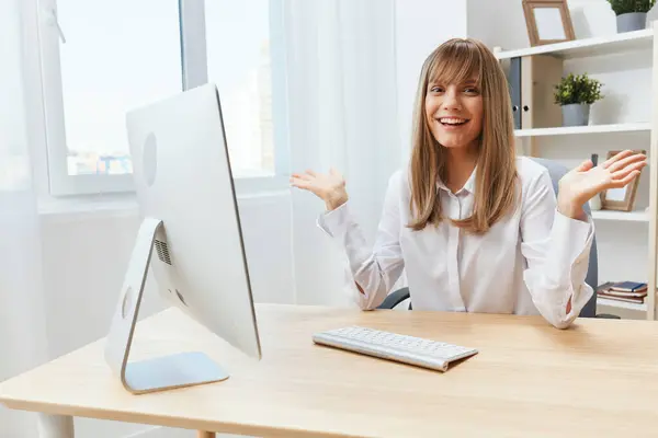 Sonriente Alegre Adorable Mujer Negocios Rubia Trabajador Freelancer Mirar Cámara —  Fotos de Stock