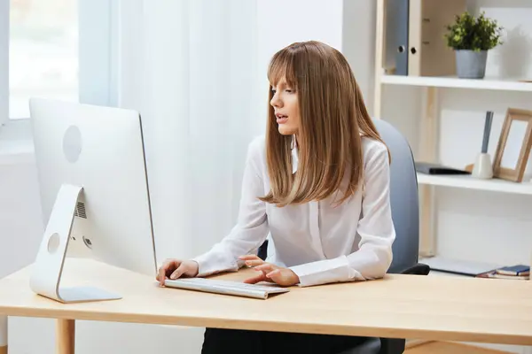 Koncentrerad Bedårande Blond Affärskvinna Arbetare Frilansare Titta Skärmen Tänka Problemlösning — Stockfoto