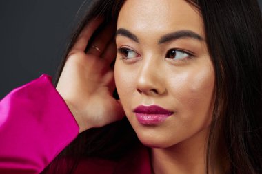 Genç bayan parlak makyaj pembe mini elbise modern tarz izole edilmiş arka plan. Yüksek kalite fotoğraf