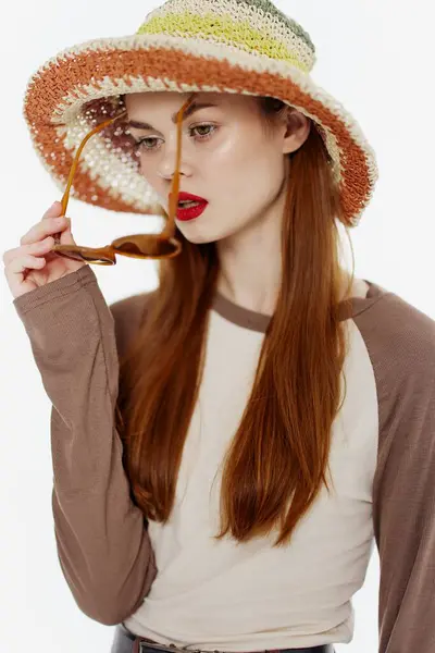 Retrato Una Espectacular Dama Con Gafas Sombrero Sobre Fondo Blanco —  Fotos de Stock
