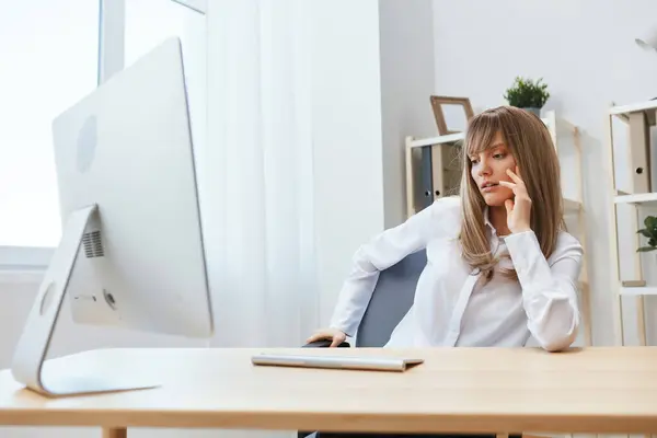 Zamyślona Urocza Blondynka Bizneswoman Odwraca Wzrok Myśląc Rozwiązaniu Problemu Leżąc — Zdjęcie stockowe