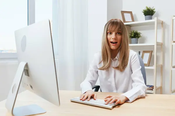 Gülümseyen Sevimli Sarışın Kadını Serbest Çalışan Hafif Modern Ofiste Kamera — Stok fotoğraf