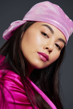 Pembe elbiseli güzel bir kadın moda cazibesi izole edilmiş bir arka plan. Yüksek kalite fotoğraf