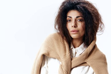 Gülümseyen Kıvırcık Kıvırcık Beyaz Gömlekli Güzel Latin Kadın Yumuşak Pastel Bej Süveter Pozisyonu Beyaz Stüdyo Duvarında kendine bir bak. Moda Satışı Yeni Koleksiyon Konsepti