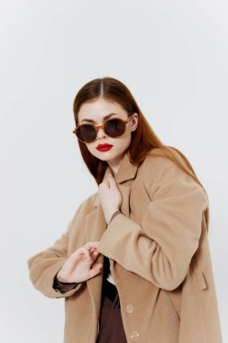 Katalog fotoğrafçılığı tasarımcı kıyafetleri için bir kavramdır. Gözlüklü ve ceketli genç kız. Yüksek kalite fotoğraf