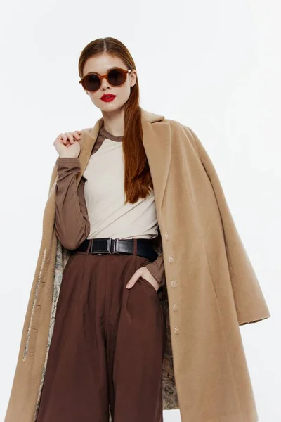 Hele Koukni Velkolepý Elegantní Ženský Model Kabátě Pózuje Bílém Pozadí — Stock fotografie