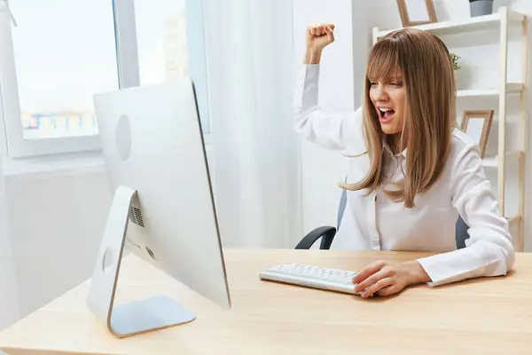 Wütend Böse Blonde Geschäftsfrau Schreit Desktop Schüttelt Die Faust Bildschirm — Stockfoto