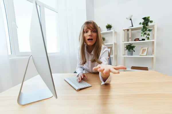 Schockiert Irritiert Schreiend Bezaubernde Blonde Geschäftsfrau Freiberuflerin Machte Entscheidende Fehler — Stockfoto