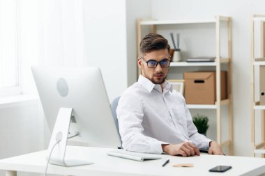 Müdür bilgisayar internet resmi özgüven bürosunda çalışıyor. Yüksek kalite fotoğraf