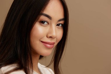 Esmer tişört modern stil kozmetik poz veriyor. Yüksek kalite fotoğraf