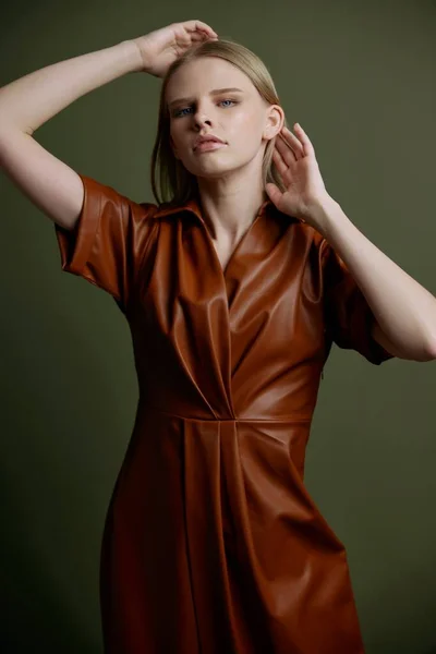Ausdrucksstarke Elegante Junge Selbstbewusste Blondine Modisch Stylischem Lederbraunem Trenchcoat Posiert — Stockfoto