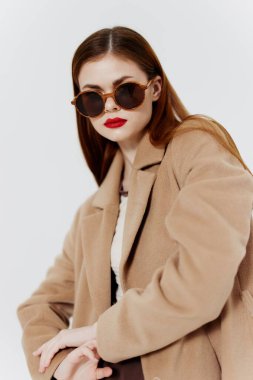 Katalog fotoğrafçılığı tasarımcı kıyafetleri için bir kavramdır. Gözlüklü ve ceketli genç kız. Yüksek kalite fotoğraf