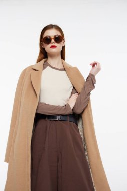 Hey, konseptime bak. Beyaz arka planda poz veren fevkalade zarif bir kadın manken. Moda tasarımcıları ve sergi salonları için pankart. Yüksek kalite fotoğraf