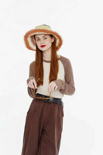 Modèle Mode Mignon Dans Chapeau Pose Tenant Des Lunettes Sur — Photo