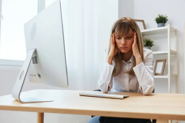 在现代办公室里 一位漂亮的金发女商人在报告中大错特错 不快乐的员工在网上的电脑上工作 提供支持服务 复制空间 — 图库照片