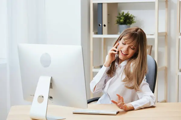 Alegre Adorable Mujer Negocios Rubia Trabajador Freelancer Mirar Lado Hablando —  Fotos de Stock