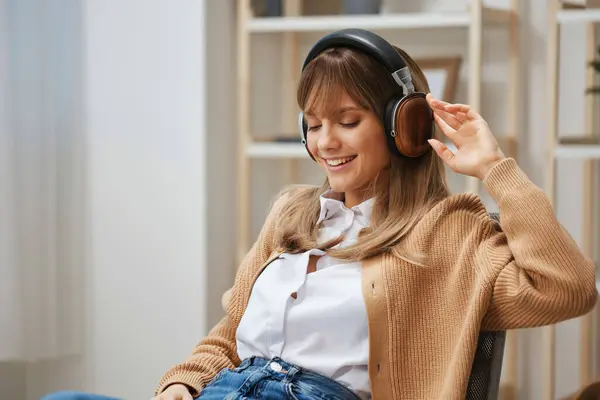 Ouça Ofereça Adorável Jovem Loira Camisola Quente Fones Ouvido Desfrutar — Fotografia de Stock