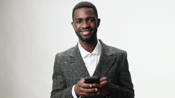 Elinde Telefonu Olan Afro Amerikalı Bir Adam Ofis Takım Elbisesiyle — Stok video