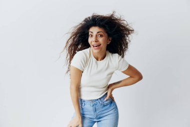 İyi bir teklif. Mutlu, heyecanlı, güzel, düşünceli, afro saçlarını beline doğru sallayan, 