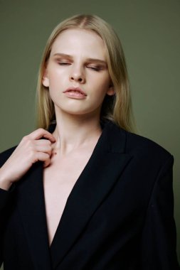 Stüdyoda yeşil arka planda poz veren güzel bir kızın yakın portresi. Yüksek kalite fotoğraf