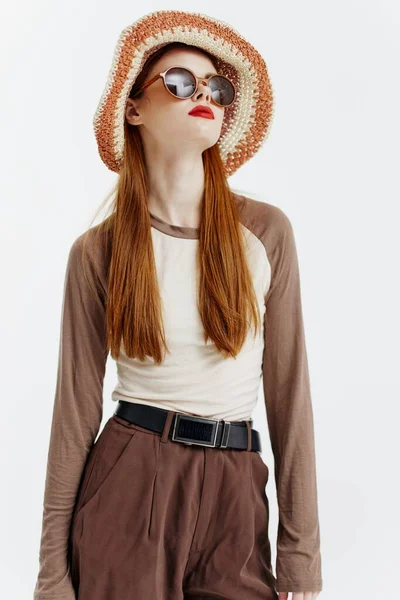 Eine Helle Dame Mit Hut Und Brille Retro Brauntönen Posiert — Stockfoto