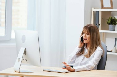 Neşeli, sevimli, sarışın, iş kadını, serbest çalışan, aydınlık modern ofisteki arkadaşlarıyla sohbet eden biri. İşyerinde ayrılık yaşayan mutlu bir çalışan sevgilisiyle konuşur. Boşluğu kopyala