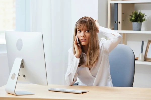 Aufgeregt Entzückende Blonde Geschäftsfrau Arbeiterin Schwierige Entscheidung Gespräch Mit Kunden — Stockfoto