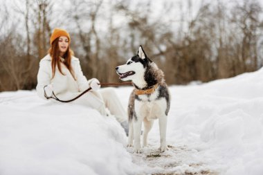 Açık havada bir kadının portresi. Köpekli, doğal kış tatili. Yüksek kalite fotoğraf