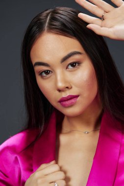 Pembe mini elbiseli güzel bir kadın. Gri bir geçmişi var. Yüksek kalite fotoğraf