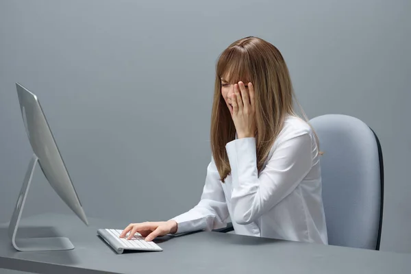 Płacząca Blond Bizneswoman Popełniła Błąd Używając Komputera Stacjonarnego Robiąc Facepalm — Zdjęcie stockowe
