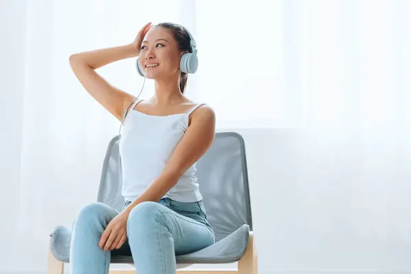 Retrato Apreciado Alegre Bronzeado Linda Jovem Mulher Asiática Fones Ouvido — Fotografia de Stock