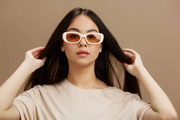 Mujer Joven Una Camiseta Beige Con Gafas Posando Ropa Modelo — Foto de Stock