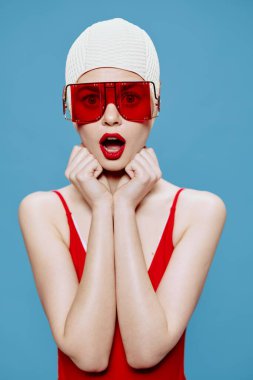 Kırmızı mayo giymiş, şoke olmuş bir bayan. Yüksek kalite fotoğraf