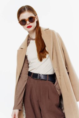 Hey, konseptime bak. Beyaz arka planda poz veren fevkalade zarif bir kadın manken. Moda tasarımcıları ve sergi salonları için pankart. Yüksek kalite fotoğraf