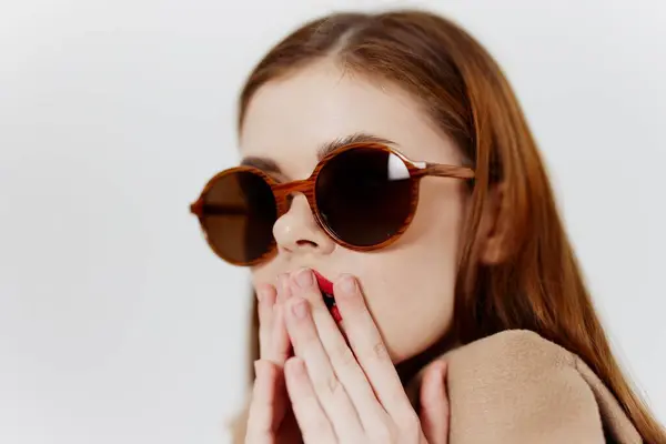 Retrato Cercano Una Joven Con Abrigo Gafas Sobre Fondo Blanco —  Fotos de Stock