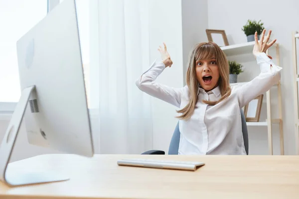 Unhappy Shocked Adorable Blonde Businesswoman Worker Freelancer Made Critical Mistake — Stock Photo, Image