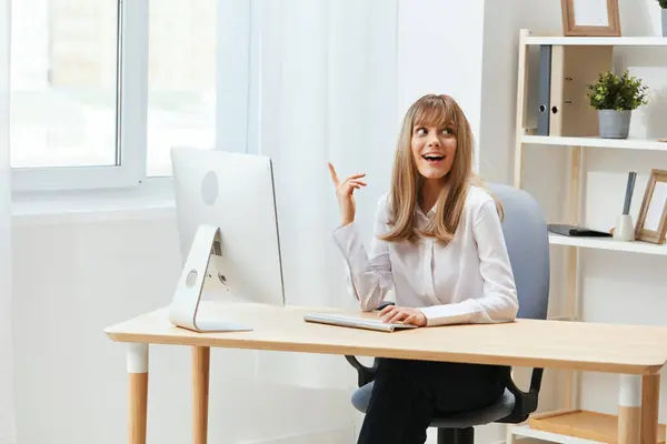 Excited Happy Adorable Blonde Businesswoman Worker Freelancer Point Finger Look — Stock Photo, Image