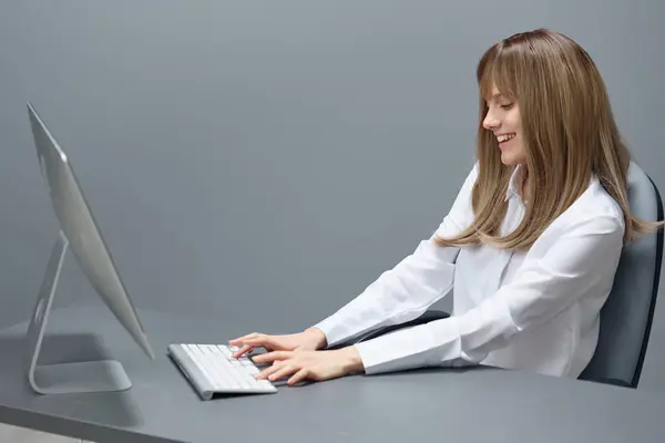 Glückliche Hübsche Blonde Geschäftsfrau Freiberuflerin Mit Desktop Computer Chat Mit — Stockfoto