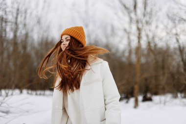 Neşeli kadın, kışın arazide, açık havada, temiz hava ile geziyor. Yüksek kalite fotoğraf