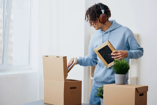 Portret Van Een Man Kartonnen Dozen Kamer Uitpakken Een Koptelefoon — Stockfoto