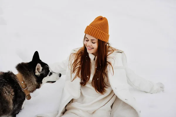 Retrato Uma Mulher Livre Campo Inverno Andando Com Fresco Cães — Fotografia de Stock